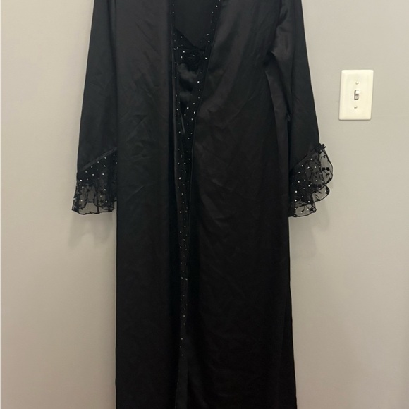Delicates Black Sleeveless Nightgown and Robe - Picture 8 of 16